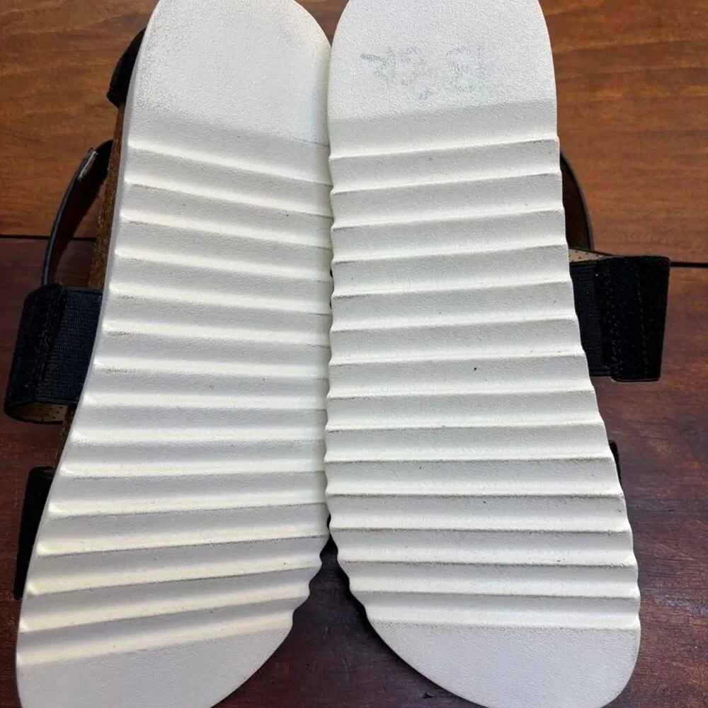 New-directions Women's Black and Tan Sandals